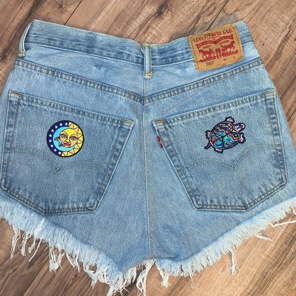 Custom Vintage 505 Levi Denim Shorts Hippie Size 2 FITS BIGGER - Picture 2 of 4